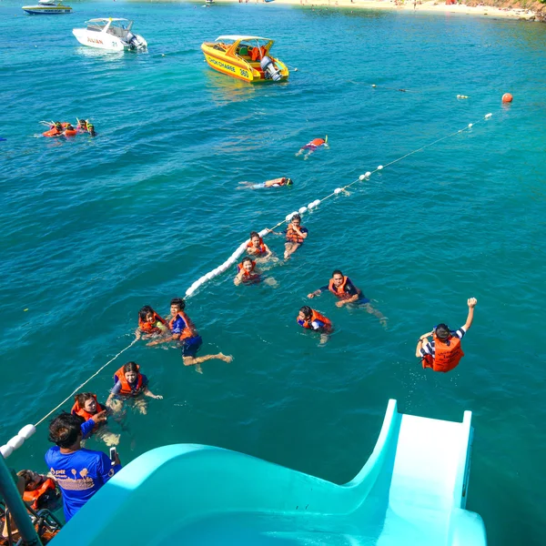 Eine Gruppe von Touristen schnorchelt auf blauem Meerwasser im tropischen — Stockfoto