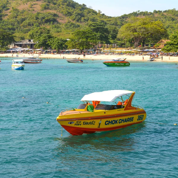 Belle plage avec bateau à moteur à Larn île, Thaïlande — Photo