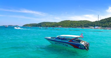 Güzel bir plaj Larn Adası'nda Motorlu tekne ile