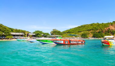 Güzel bir plaj ile Motorlu tekne Larn Island, Tayland