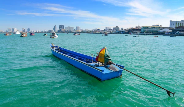 Belle plage avec bateau de pêche à la baie de Pattaya — Photo