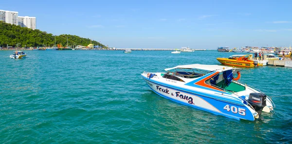 Barco a motor en el parque del barco para los visitantes al puerto con costa de —  Fotos de Stock