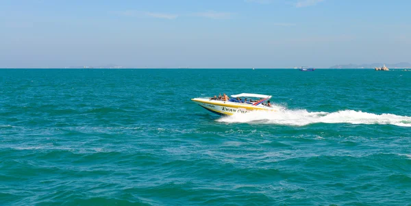 Motorcsónak, navigáció, Pattaya, Thaiföld-öböl. — Stock Fotó