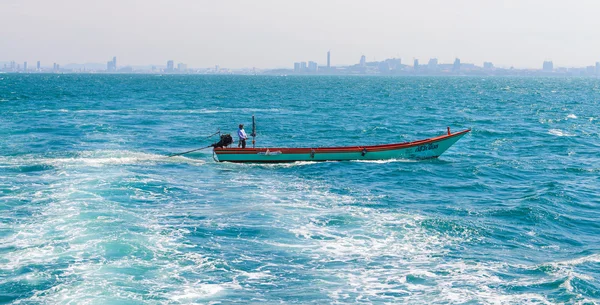 Balıkçılar kıyı Pattaya şehir sürüş. — Stok fotoğraf