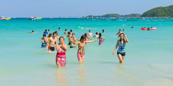 Turistas jugando en la playa, en Koh Larn, Pattaya, Tailandia —  Fotos de Stock