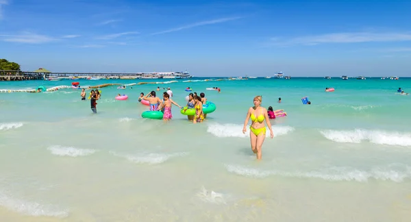 游客玩在海滩，在柯兰岛，芭堤雅，泰国 — 图库照片