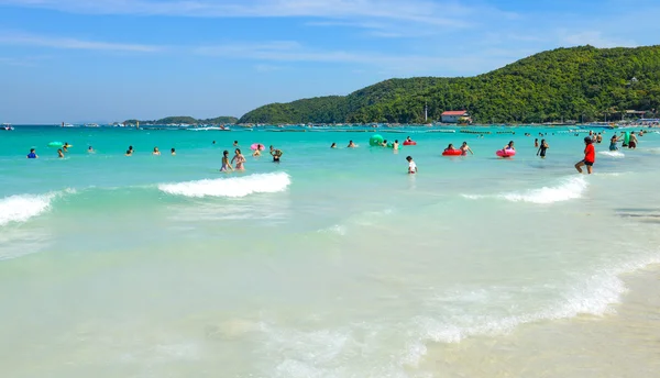 パタヤ、タイ島ラーンで、ビーチで遊ぶ観光客 — ストック写真