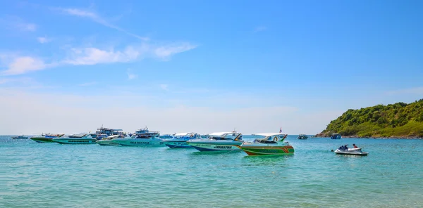 Belle plage avec bateau à moteur à Larn île — Photo