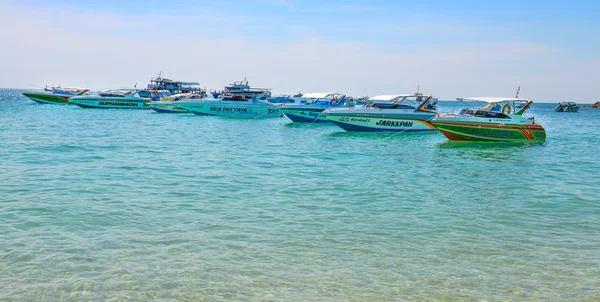 Belle plage avec bateau à moteur à Larn île — Photo