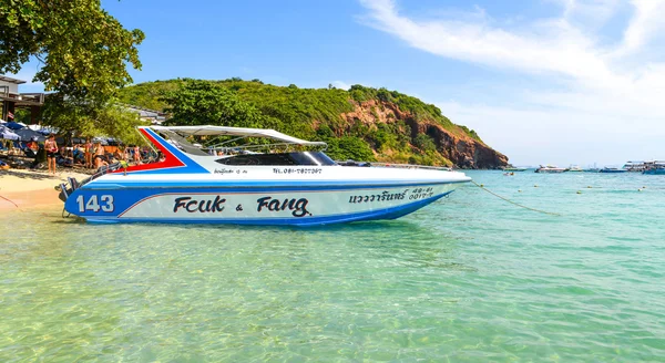 Belle plage avec bateau à moteur à Larn île — Photo