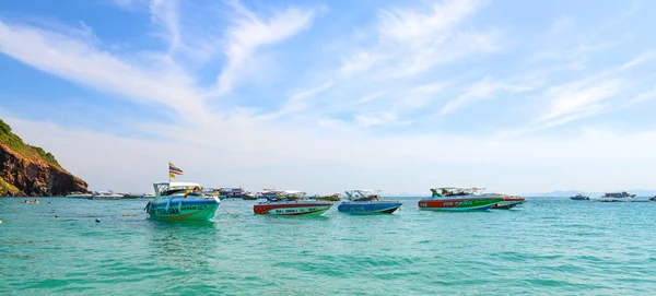 Belle plage avec bateau à moteur à Larn île — Photo