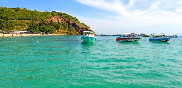 Belle plage avec bateau à moteur à Larn île, Thaïlande — Photo