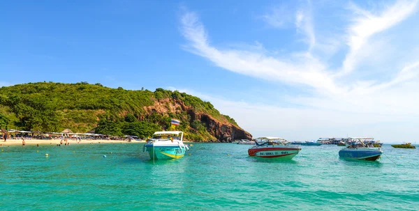 Belle plage avec bateau à moteur à Larn île, Thaïlande — Photo