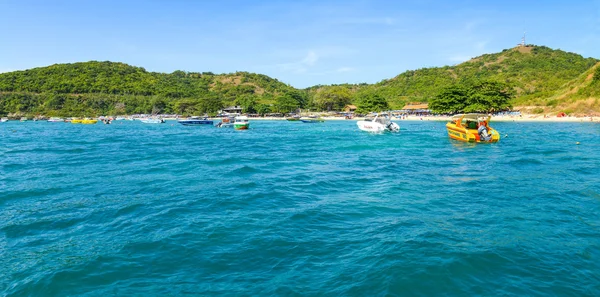 Nádherná pláž s motorovou lodí na Larn island, Thajsko — Stock fotografie