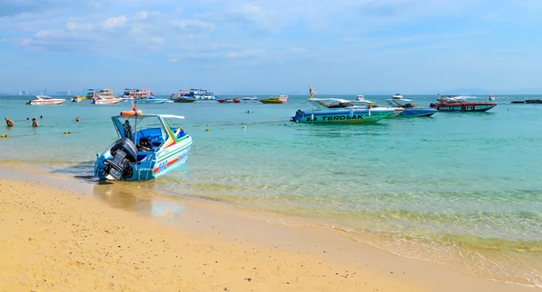 Belle plage avec bateau à moteur à Larn île, Thaïlande — Photo