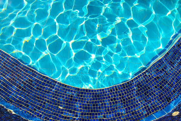 Azulejos azuis na piscina e reflexão da luz solar — Fotografia de Stock