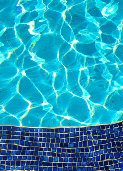 Niebieskie płytki w basenie i odbicie promieni słonecznych Obrazek Stockowy