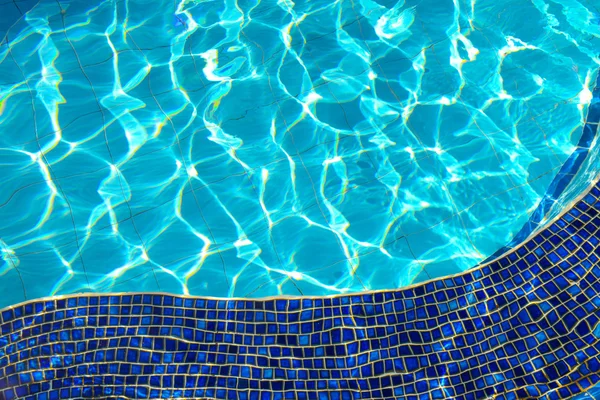 Niebieskie płytki w basenie i odbicie promieni słonecznych Obrazy Stockowe bez tantiem