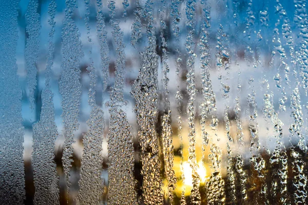 Donmuş su damlaları bir kış sabahı pencere camına düşer.. — Stok fotoğraf