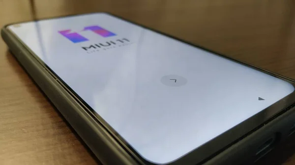 Masaya yeni bir cep telefonu yerleştiriyorum.