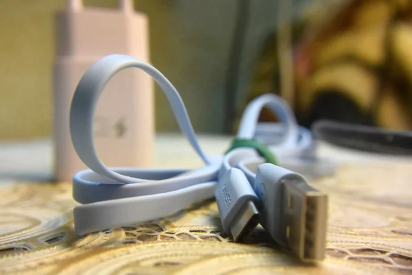 Мятный синий провод зарядки и адаптер питания макрос. питание для смартфона — стоковое фото