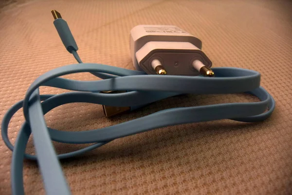 Nane mavisi şarj kablosu ve güç adaptörü makrosu. akıllı telefonun için güç