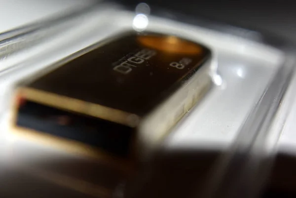 Paket makro fotoğrafçılığındaki altın flash bellek kartı — Stok fotoğraf