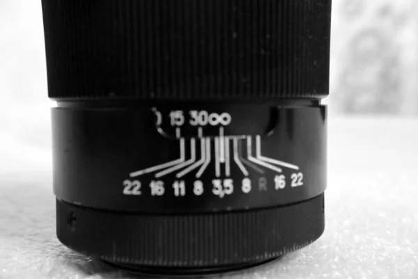 Medios para la fotografía lentes ópticas manuales sobre la mesa —  Fotos de Stock