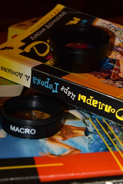 Medios para la fotografía lentes ópticas manuales sobre la mesa — Foto de Stock