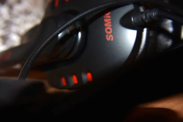 Ekipmanların yanındaki profesyonel müzik düzenlemesi için kulaklıklar