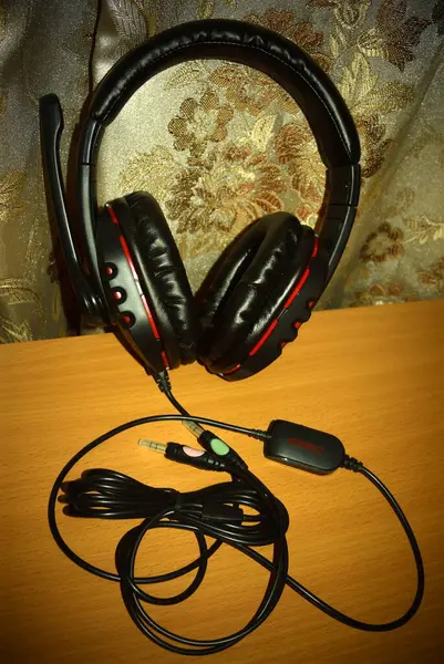 Ekipmanların yanındaki profesyonel müzik düzenlemesi için kulaklıklar