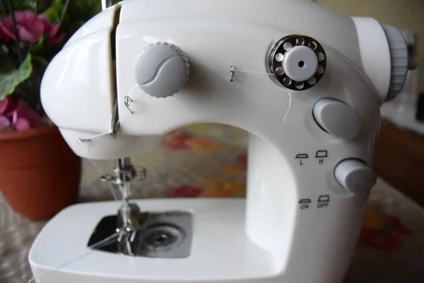 Mini máquina de coser está en la herramienta de costura de mesa Imágenes De Stock Sin Royalties Gratis