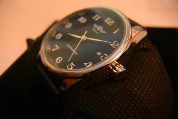 Masada yeni mekanik saat ve kutuda sıcak bir lamba rengi var..