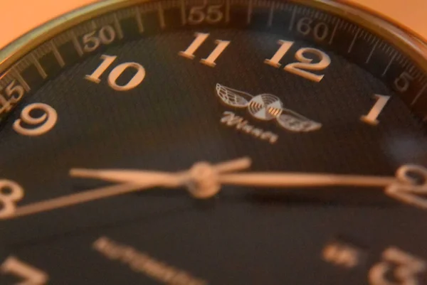 Новий механічний годинник на столі з теплим кольором лампи в коробці. — стокове фото