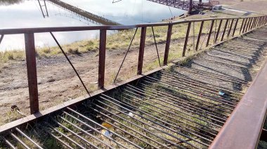 Dağdan bir yaya yolu iniyor.