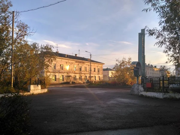 Höst landskap vid solnedgången gamla arkitektoniska landskap — Stockfoto