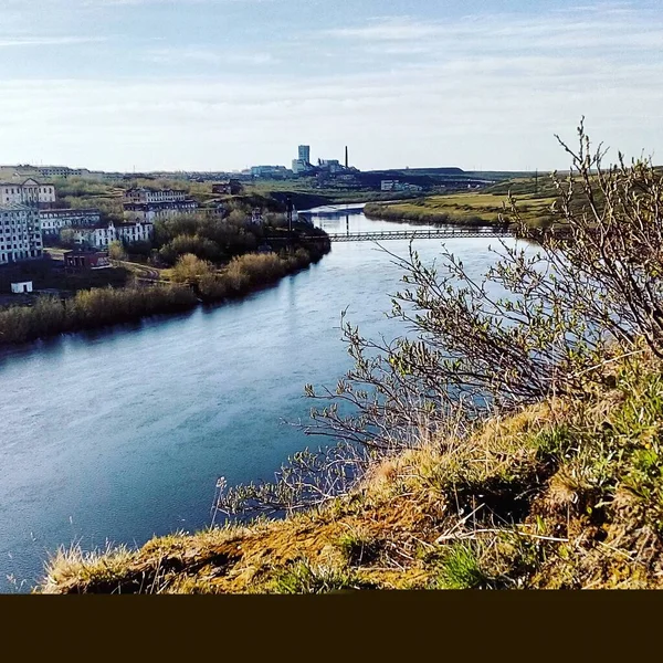 늦여름 러시아 북부 지역을 보면 강 다리와 마을이 보인다 — 스톡 사진