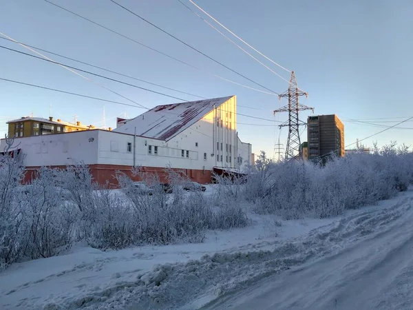 Холодный сезон на севере центра города, в жилых домах и на улицах — стоковое фото