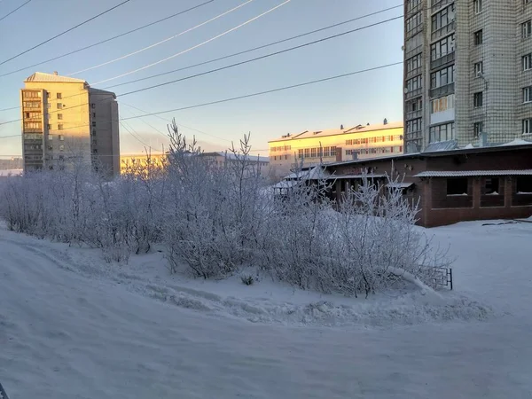 Холодный сезон на севере центра города, в жилых домах и на улицах — стоковое фото