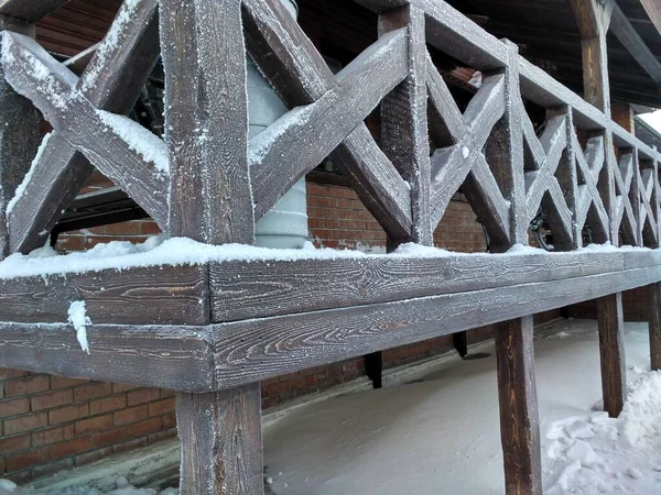 Balcon en bois dans le design d'hiver se déplacer à la maison — Photo