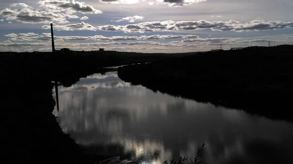 Paysage estival avec vue sur la rivière à travers les arbres — Photo