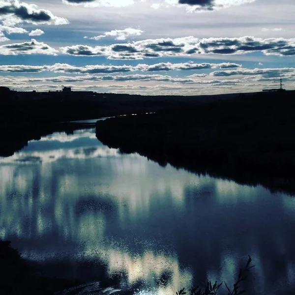 Sommerlandschaft mit Blick auf den Fluss durch die Bäume — Stockfoto