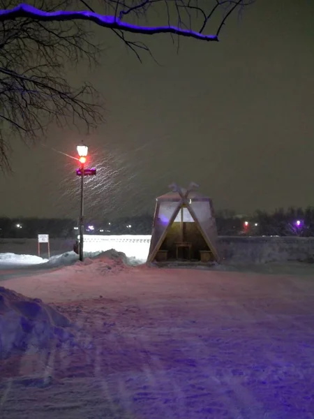 Пейзаж в вечернем городе Парк снег и лед фигуры — стоковое фото