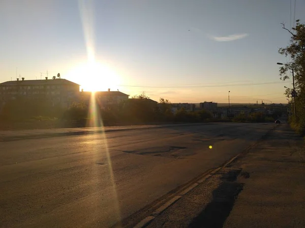 Noches blancas en el norte de pasos peatonales e infraestructura vial de la ciudad — Foto de Stock