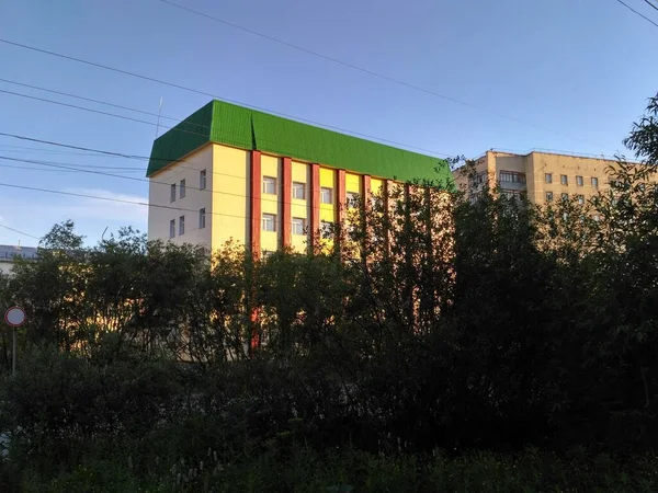러시아 북부의 도시에 있는 건축 물체 연중 여름 건축과 자연 — 스톡 사진