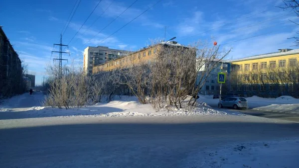 Холодный сезон на севере центра города, в жилых домах и на улицах — стоковое фото