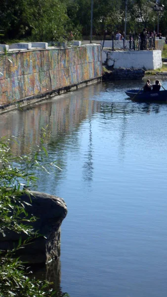 Rekreační místo jezero v Park období v létě — Stock fotografie