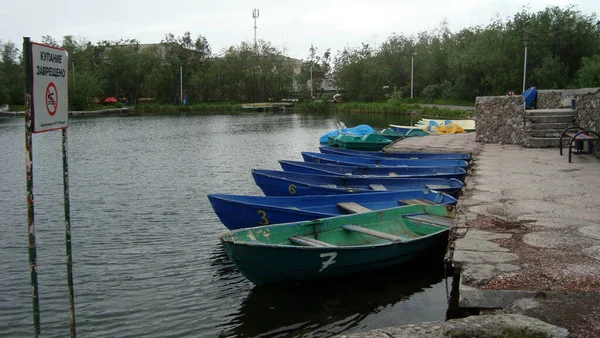 Csónak leszállóhely csónak kölcsönzés nyári vakáció a Park a tó — Stock Fotó