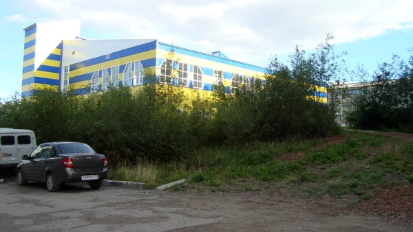 Yazın şehir merkezindeki spor kompleksi merkezi sağlıklı yaşam tarzı manzarası