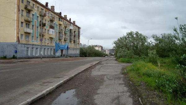 Architectonische objecten stad in het noorden van Rusland tijd van het jaar zomer architectuur en natuur — Stockfoto